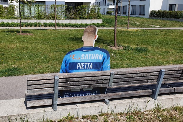 Zwischen Wasserbecken und Spielplatz sitzt Daniel Pietta an der Romy-Schneider-Straße