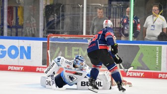 Vor zwei Wochen sicherte Devin Williams den ERC-Sieg gegen Nürnberg im Penaltyschießen.
Foto: Stefan Ritzinger Vor zwei Wochen sicherte Devin Williams den ERC-Sieg gegen Nürnberg im Penaltyschießen.
Foto: Stefan Ritzinger