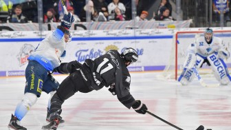 Harte Checks und volle Leidenschaft. Sean Sullivan und die Panther wollen morgen gegen die Nürnberg Ice Tigers voll dagegenhalten und am Ende die Oberhand behalten.
Foto: Johannes TRAUB / JT-Presse.de Harte Checks und volle Leidenschaft. Sean Sullivan und die Panther wollen morgen gegen die Nürnberg Ice Tigers voll dagegenhalten und am Ende die Oberhand behalten.
Foto: Johannes TRAUB / JT-Presse.de
