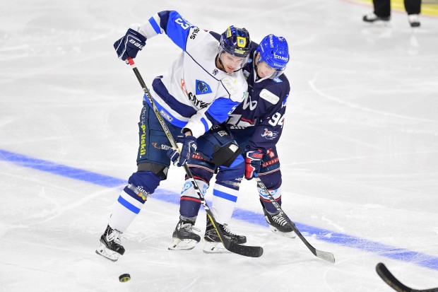 Brandon Mashinter (Nr.53, ERC Ingolstadt) und Phil Hungerecker (Nr.94, Adler Mannheim), Adler Mannheim gegen ERC Ingolstadt am 16.12.2018,
Foto: Johannes TRAUB / ST-Foto.de  