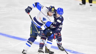 Brandon Mashinter (Nr.53, ERC Ingolstadt) und Phil Hungerecker (Nr.94, Adler Mannheim), Adler Mannheim gegen ERC Ingolstadt am 16.12.2018,
Foto: Johannes TRAUB / ST-Foto.de  