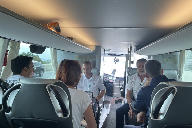 Mit dem Mannschaftsbus zu einem Auswärtsspiel beim Gäuboden-Cup fahren.