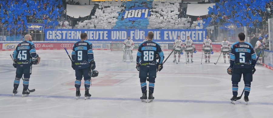 Ingolstäder Fans mit einer Choreographie vor dem Spiel gegen die Ausgburger Panther