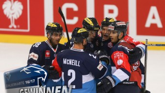 Erlebe ein Spiel der Champions Hockey League mit einer Begleitperson im VIP-Bereich und treffe nach dem Spiel einen ERC-Spieler zu einem Meet&Greet Erlebe ein Spiel der Champions Hockey League mit einer Begleitperson im VIP-Bereich und treffe nach dem Spiel einen ERC-Spieler zu einem Meet&Greet