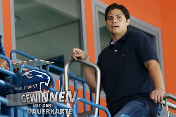 Teammanager Neville Rautert nimmt dich mit auf eine Kabinenführung und verfolgt die Einlaufshow mit dir auf der Spielerbank.