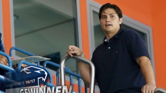 Teammanager Neville Rautert nimmt dich mit auf eine Kabinenführung und verfolgt die Einlaufshow mit dir auf der Spielerbank. Teammanager Neville Rautert nimmt dich mit auf eine Kabinenführung und verfolgt die Einlaufshow mit dir auf der Spielerbank.