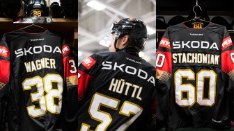 Für Fabio Wagner, Leon Hüttl und Wojciech Stachowiak geht die Reise in Richtung Eishockey-WM weiter.
Fotos: Citypress. Für Fabio Wagner, Leon Hüttl und Wojciech Stachowiak geht die Reise in Richtung Eishockey-WM weiter.
Fotos: Citypress.