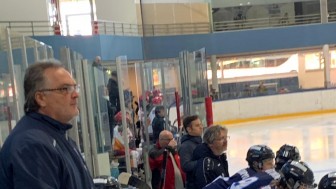 Das Team um Trainer Eduard Uvira bleibt Tabellenführer in der Schüler-Bundesliga.
Foto: Privat Das Team um Trainer Eduard Uvira bleibt Tabellenführer in der Schüler-Bundesliga.
Foto: Privat