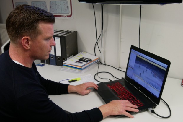 Co-Trainer Tim Regan ist für die Videoanalyse beim ERC Ingolstadt zuständig.