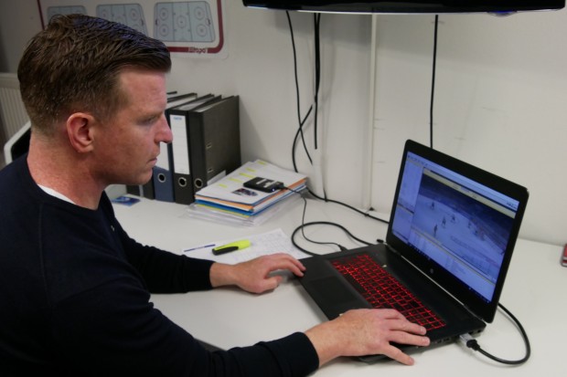 Co-Trainer Tim Regan ist für die Videoanalyse beim ERC Ingolstadt zuständig.