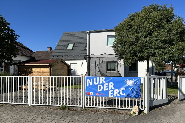 Die ersten Fan-Banner erstrahlen bereits bei uns in der Region.