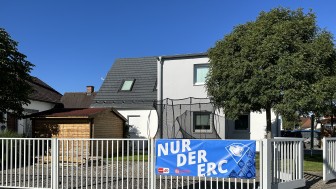 Die ersten Fan-Banner erstrahlen bereits bei uns in der Region. Die ersten Fan-Banner erstrahlen bereits bei uns in der Region.